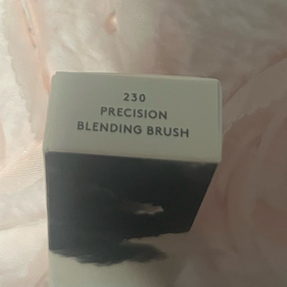 Fenty Beauty by Rihanna
Precision Blending Eyeshadow Brush 230 - Picture 7 of 13